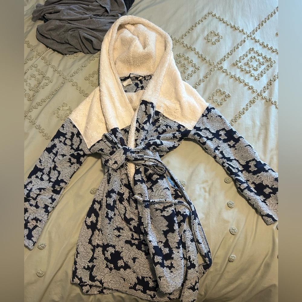 Lilka Anthropologie Women's Navy and Cream fuzzy hooded robe